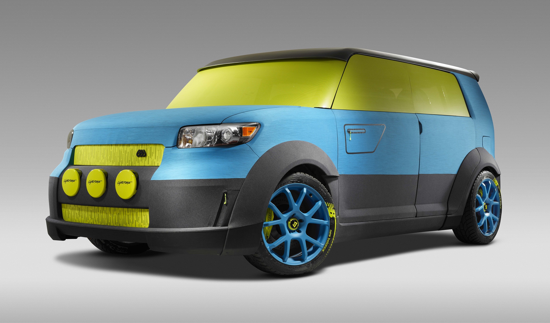 686′s Scion XB Snowboarding Concept Car Mount Everest